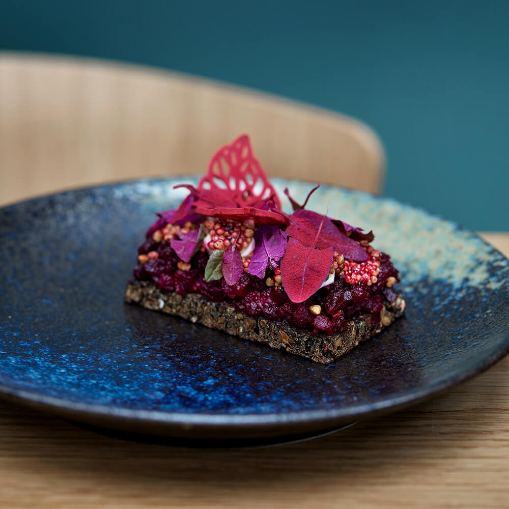 Restaurant KILDEN i haven serverer frokost i Tivoli Smørrebrød med Tatar af rehydreret rødbede på KILDEN i Tivoli