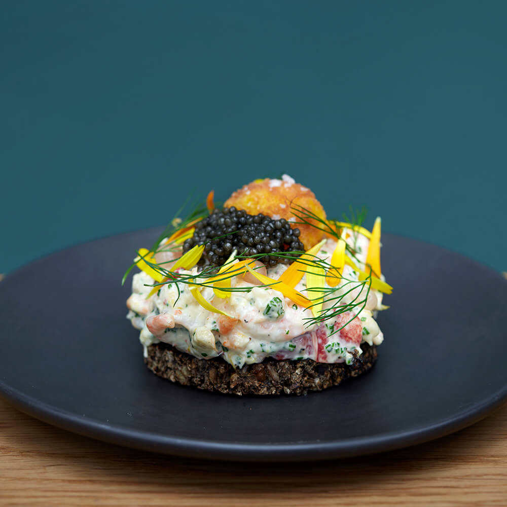Smørrebrød på restaurant KILDEN i haven i Tivoli Skaldyrssalat med hummer og fjordrejer på KILDEN i haven i Tivoli