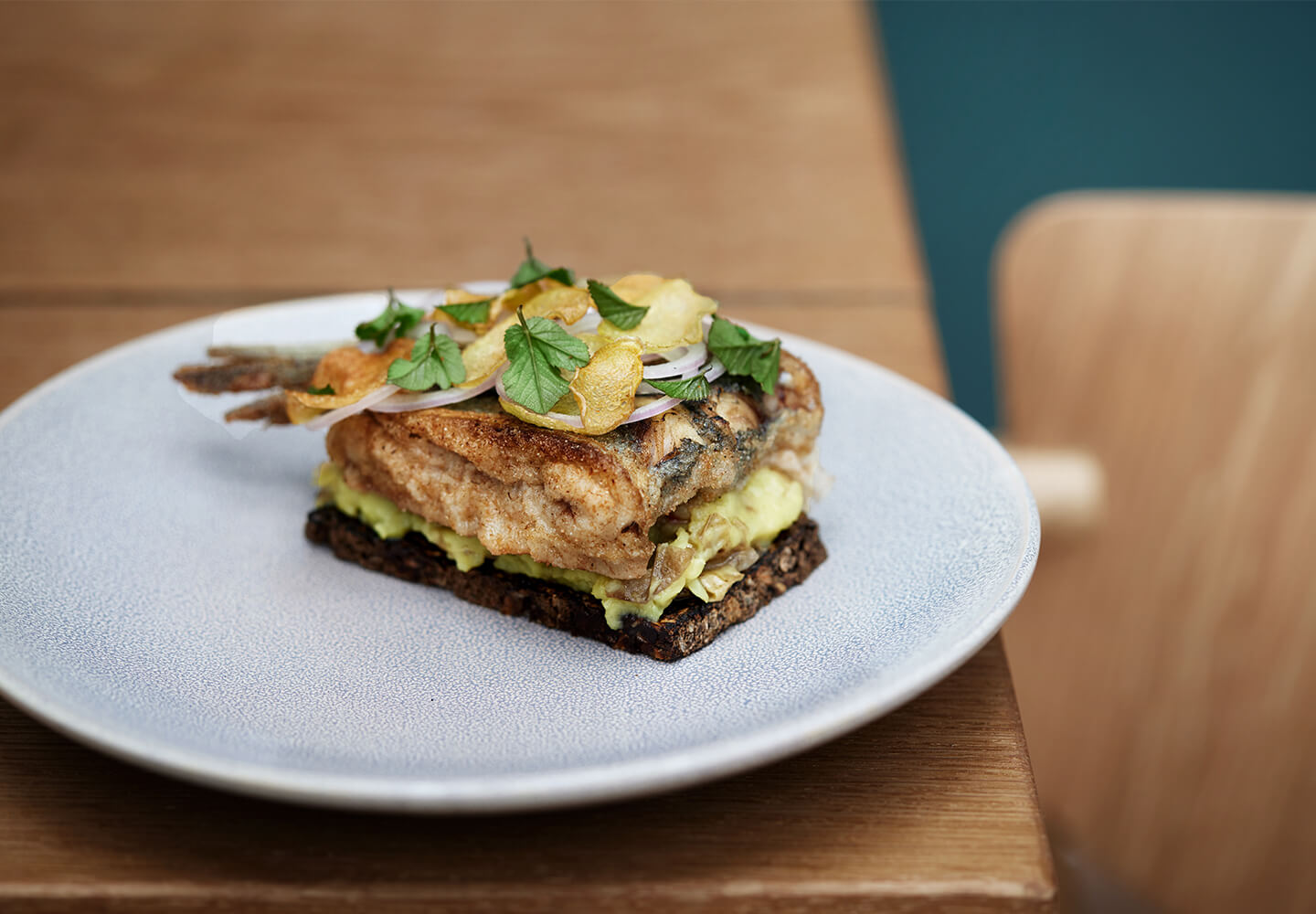 Smørrebrød i Tivoli på Restaurant KILDEN i haven Lun stegt sild, kartoffelkompot, løg og kartoffel chips